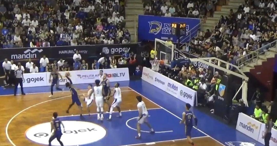 Pecundangi Prawira Bandung, Satria Muda Menang Skor Tipis