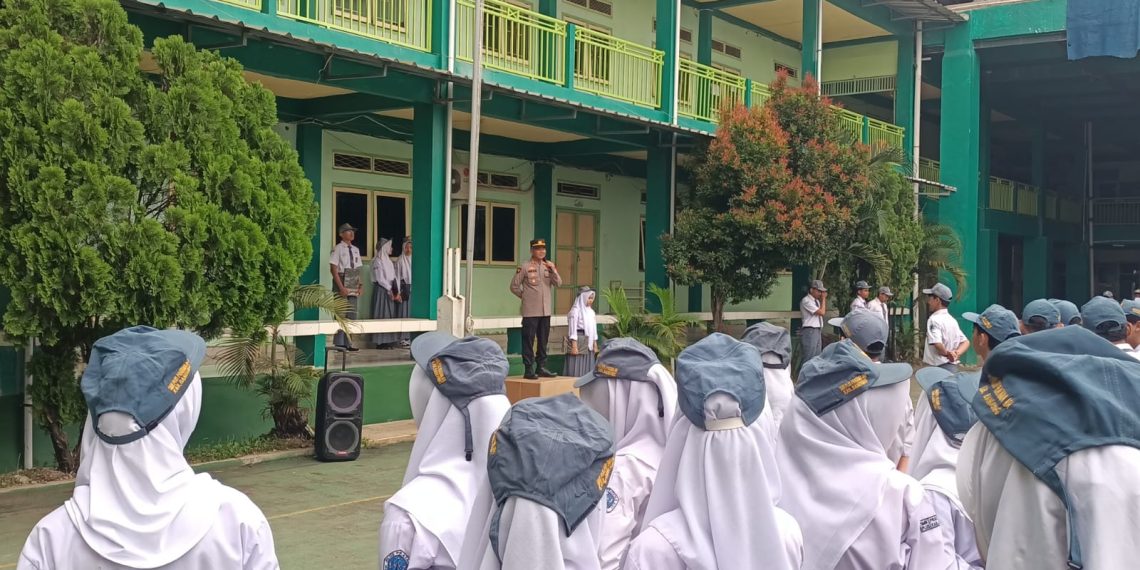 Police Goes To School, Kapolsek Margahayu Jadi Pembina Upacara di SMAN 1 Margahayu
