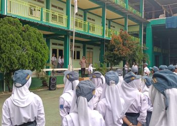 Police Goes To School, Kapolsek Margahayu Jadi Pembina Upacara di SMAN 1 Margahayu