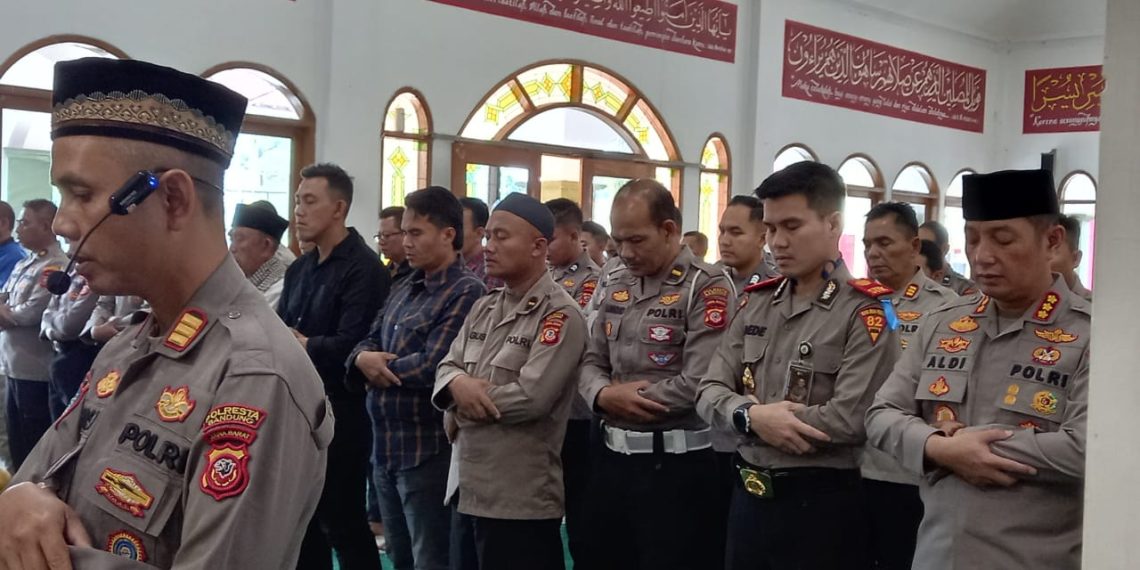 Polresta Bandung Gelar Sholat Gaib Untuk Tiga Polisi Yang Gugur Dalam Penggerebekan Sabung Ayam