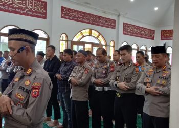 Polresta Bandung Gelar Sholat Gaib Untuk Tiga Polisi Yang Gugur Dalam Penggerebekan Sabung Ayam