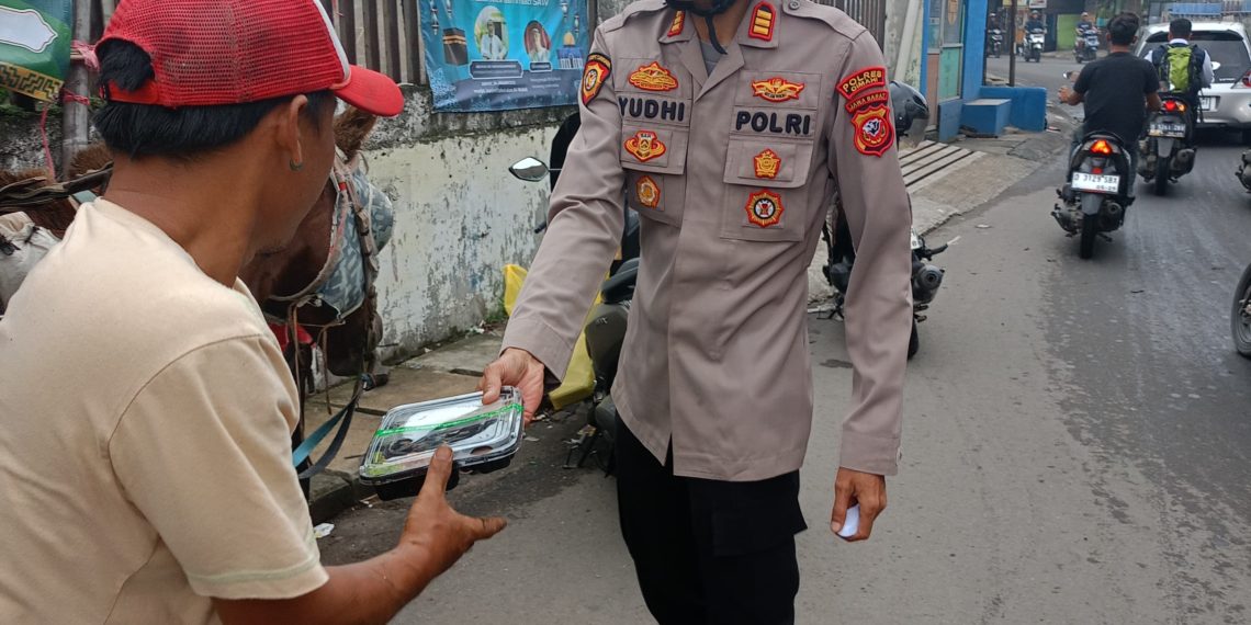 Kapolsek Cimahi Selatan Bagikan Sarapan Gratis untuk Tukang Sampah dan Tukang Becak