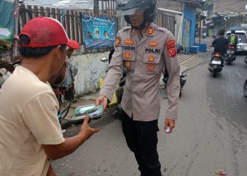 Kapolsek Cimahi Selatan Bagikan Sarapan Gratis untuk Tukang Sampah dan Tukang Becak