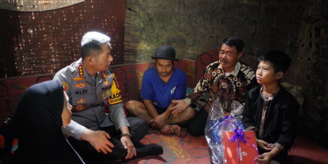 Mimpi Pak Enjang Jadi Nyata, Kapolresta Bandung Bedah Rumah Tak Layak Huni di Arjasari