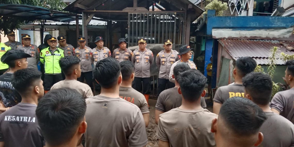 Kapolresta Bandung Turun Langsung Evakuasi dan Bantu Warga Terdampak Banjir di Majalaya
