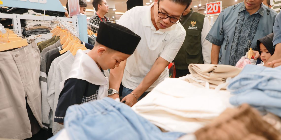 Tangis Haru Warnai Belanja Lebaran Anak Yatim Bersama Bupati Bandung