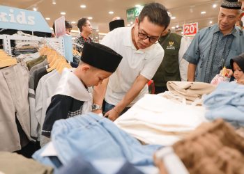 Tangis Haru Warnai Belanja Lebaran Anak Yatim Bersama Bupati Bandung